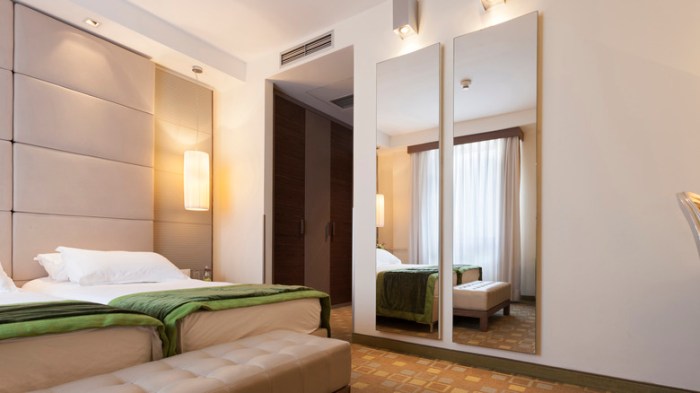 The Power of Mirrors in Small Room Interiors
